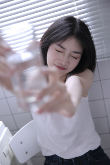 少妇扒开双腿自慰出白浆